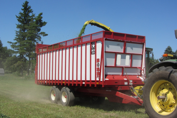 Meyer Farm | Rear Unload Forage Boxes | 8100 RT BOSS Truck / Chassis-Cart Mount / Wagon Mount  for sale at Kunau Implement, Iowa
