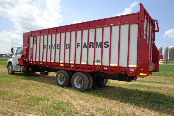 Meyer Farm | 8200 BOSS RT Front & Rear Unload Forage Box | Model 8222RT for sale at Kunau Implement, Iowa Meyer Farm | 8200 BOSS RT Front & Rear Unload Forage Box | Model 8222RT for sale at Kunau Implement, Iowa