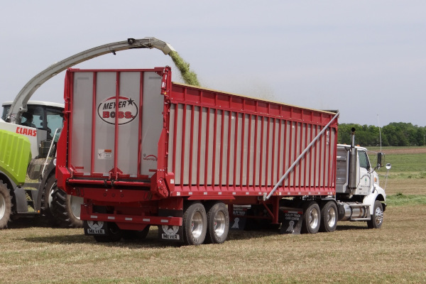 Meyer Farm | Rear Unload Forage Boxes | 9100 RT BOSS Semi 