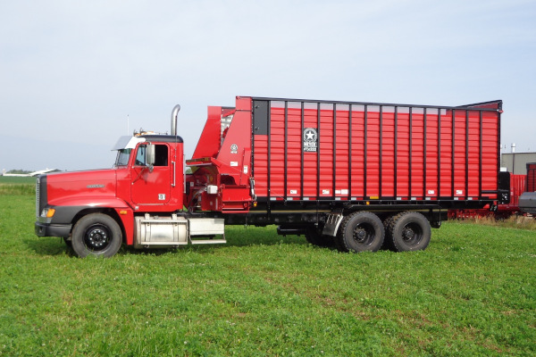 Meyer Farm | Front Unload Forage Boxes | RTX600 Series Front Unload for sale at Kunau Implement, Iowa