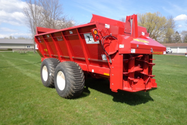 Meyer Farm | Manure Spreaders | SXI Industrial Series Auger Spreader for sale at Kunau Implement, Iowa